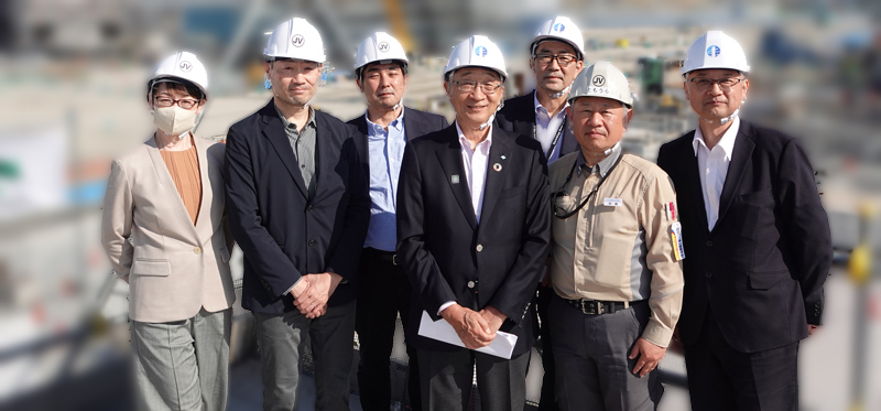 Sumitomo EXPO2025 Promotion Committee Chairman Nakamura (front row, center) and members of the secretariat visit the construction site of the Sumitomo Pavilion.
