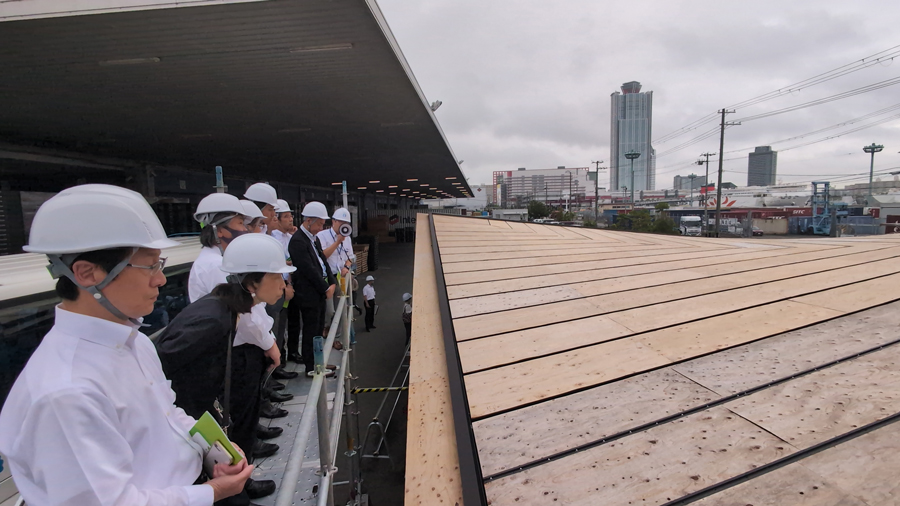 Visit to the mockup of the wooden roof, a distinctive feature of the Sumitomo Pavilion. (Location: Sumitomo Warehouse)