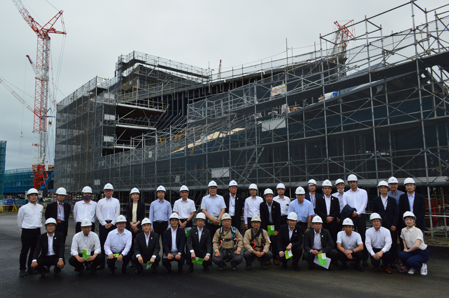 Visit to the Sumitomo Pavilion construction site where progress is on schedule (percentage of completion at about 60% at the time of the visit)