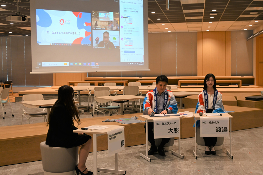 Those participating at the headquarters and the employees of the two companies at their workplaces were connected via the webcast. (At lower right on the screen, Mr. Kenji Sugimoto, Deputy General Manager of the Sumitomo EXPO2025 Promotion Committee Secretariat, explains the Sumitomo Pavilion.)