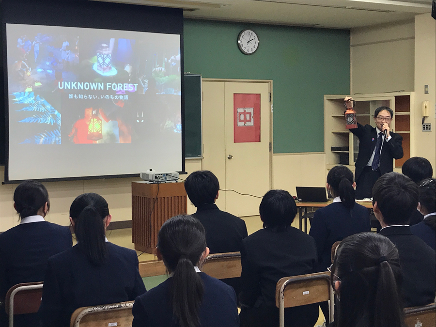 Mr. Hideyuki Terajima, Deputy Secretary-General of the Sumitomo EXPO2025 Promotion Committee, addressing the students at Kesennuma Junior High School in Kesennuma City during the EXPO School Caravan visit.