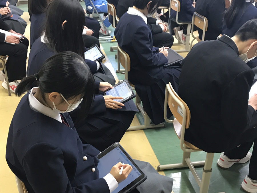 The students followed the presentation attentively, taking notes on their tablets.