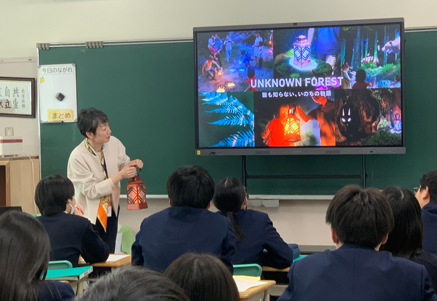 Ms. Miho Mizumoto, Staff of the Sumitomo EXPO2025 Promotion Committee explaining “UNKOWN FOREST”, an immersive experience awaiting visitors at the Sumitomo Pavilion.