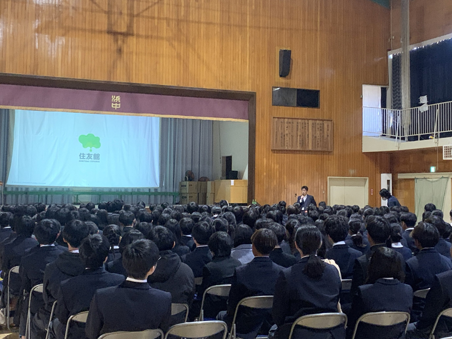 茅ケ崎市立浜須賀中学校でEXPO スクールキャラバンの授業を行う住友 EXPO2025 推進委員会 事務局の池田頼昭次⾧