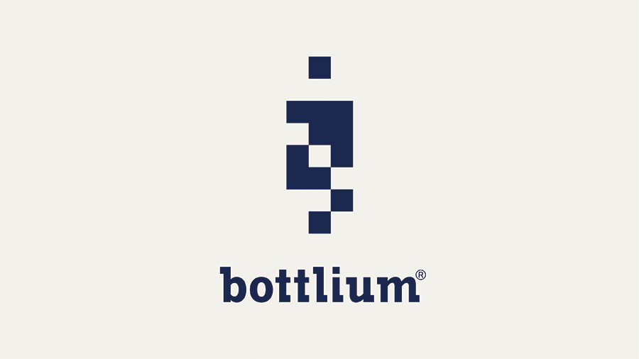 「bottlium®（ボトリウム）」は、住友商事グループ企業が全国の小売店などで独自に回収されたペットボトルからエコ・リサイクル工程で再生した最高品質の特殊長繊維用ペレット